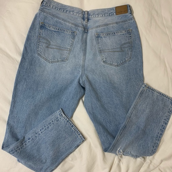NWOT American Eagle mom jeans! Color: Uber Cool. Size 12 regular. Worn ONCE - Picture 2 of 6